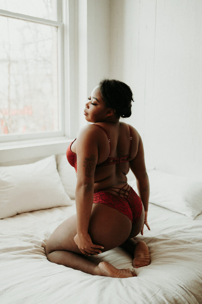 woman posing for a boudoir photoshoot
